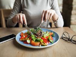 बरसात में इन 5 फूड्स में छुपे होते हैं बैक्टेरिया और कीड़े, खाया तो पड़ जाएंगे बीमार