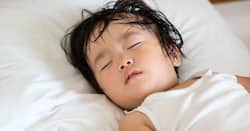 रात में सोते समय बच्चों को क्यों आता है पसीना? जानिए इसके पीछे की वजह और उपचार
