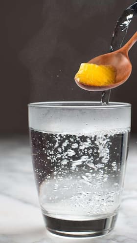 गर्म पानी में घी मिलाकर पीने से सेहत को मिलेंगे ये 8 फायदे