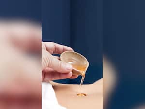 नाभि में तेल लगाने के 8 जबरदस्त फायदे