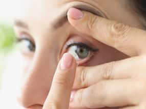 9 Ways In Which You Can Safely Use Contact Lens In The Monsoon Season