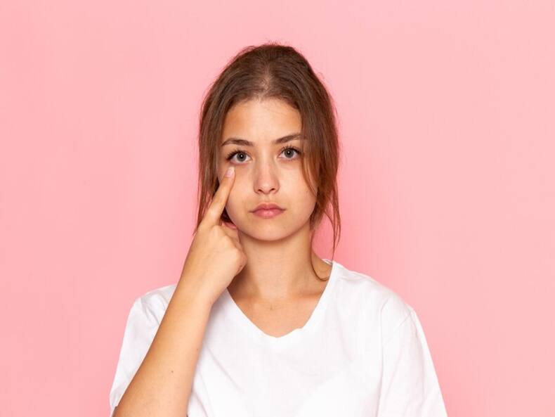 6 Mistakes That Are Making Your Eyes Appear Puffy And Tired