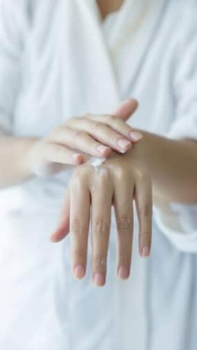 7 Ways In Which You Can Take Care Of Hands Every Night Before Going To Bed