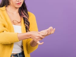 रात में हाथों-पैरों में होती है सुई सी चुभन तो शरीर में घर बना रही हैं ये 3 बीमारियां, हो जाएं सावधान