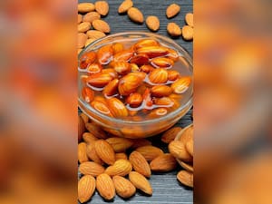 सुबह नाश्ते में भीगे हुए बादाम खाने के 7 फायदे