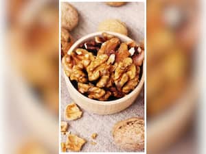सुबह खाली पेट अखरोट खाने के 7 फायदे