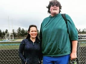 At 16, This Teen Makes World Record For Having Largest Hands And Feet On A Living Teenager