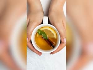 पीरियड्स के दर्द और ऐंठन को कम करे ये 9 हर्बल टी