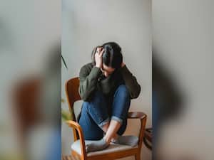 Depression symptoms: डिप्रेशन की शुरूआत में ही दिख जाते हैं ये 6 लक्षण, ना करें इग्नोर