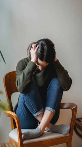 Depression symptoms: डिप्रेशन की शुरूआत में ही दिख जाते हैं ये 6 लक्षण, ना करें इग्नोर