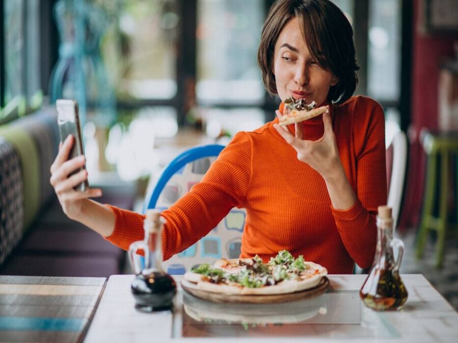 Nutritionist Recommends You Do These 5 Things While Dining Out