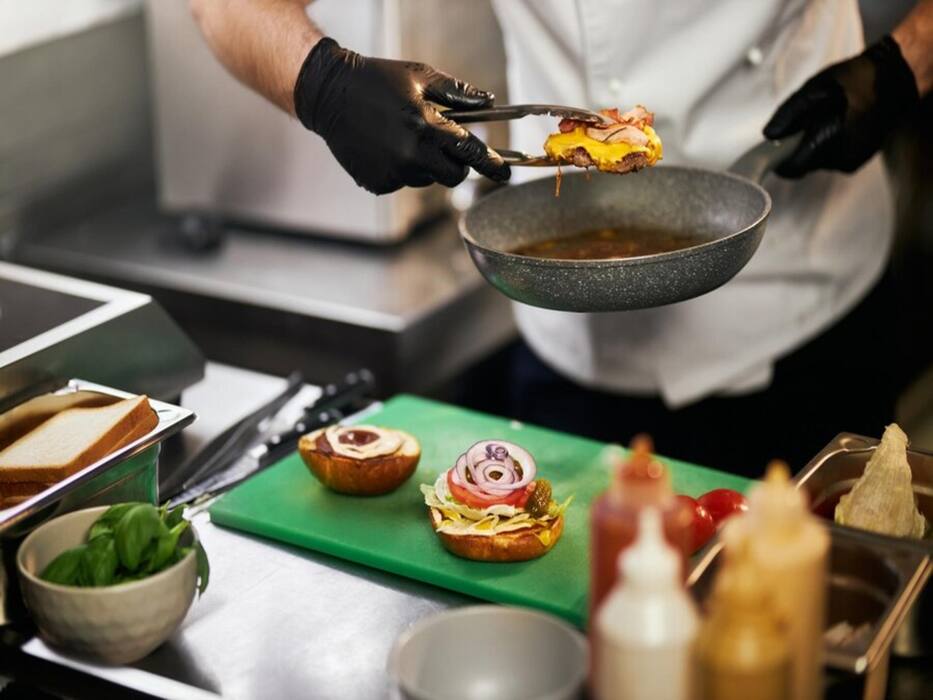 Nutritionist Recommends You Do These 5 Things While Dining Out