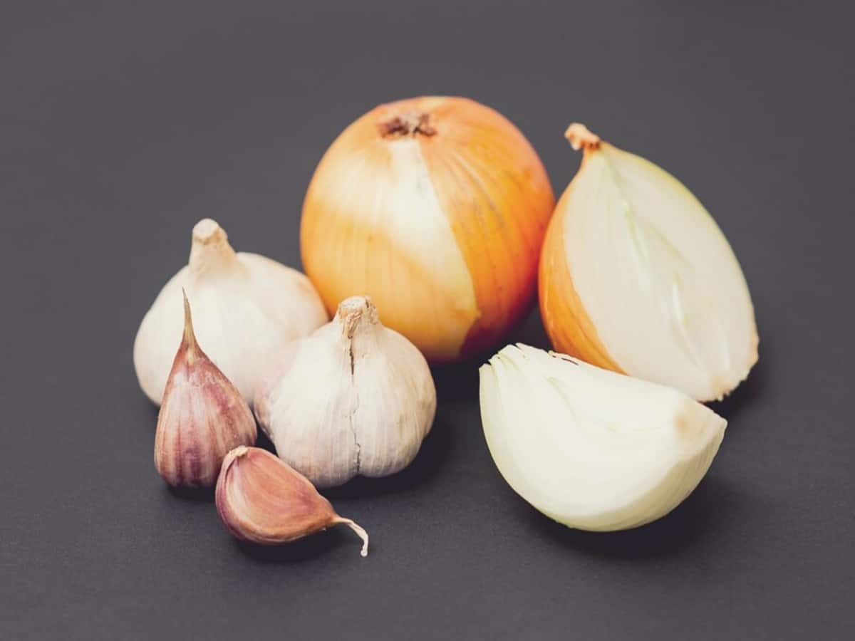 Health benefits of raw onions and garlic