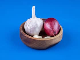 7 Powerful Health Benefits of Eating Raw Onions and Garlic Daily 7 Powerful Health Benefits of Eating Raw Onions and Garlic Daily