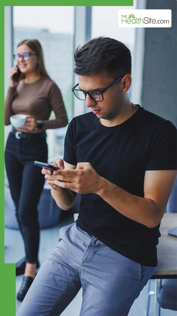 देर तक मोबाइल चलाने से हो सकती है ये 7 बड़ी समस्याएं