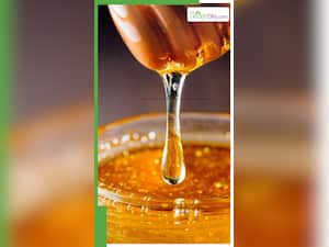 नवजात को शहद चटाना सही या गलत?