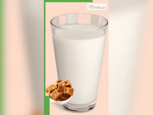 दूध के साथ गुड़ खाने से मिलते हैं ये 8 फायदे