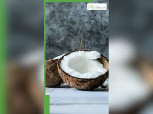 बालों में नारियल तेल और नींबू लगाने के 8 फायदे