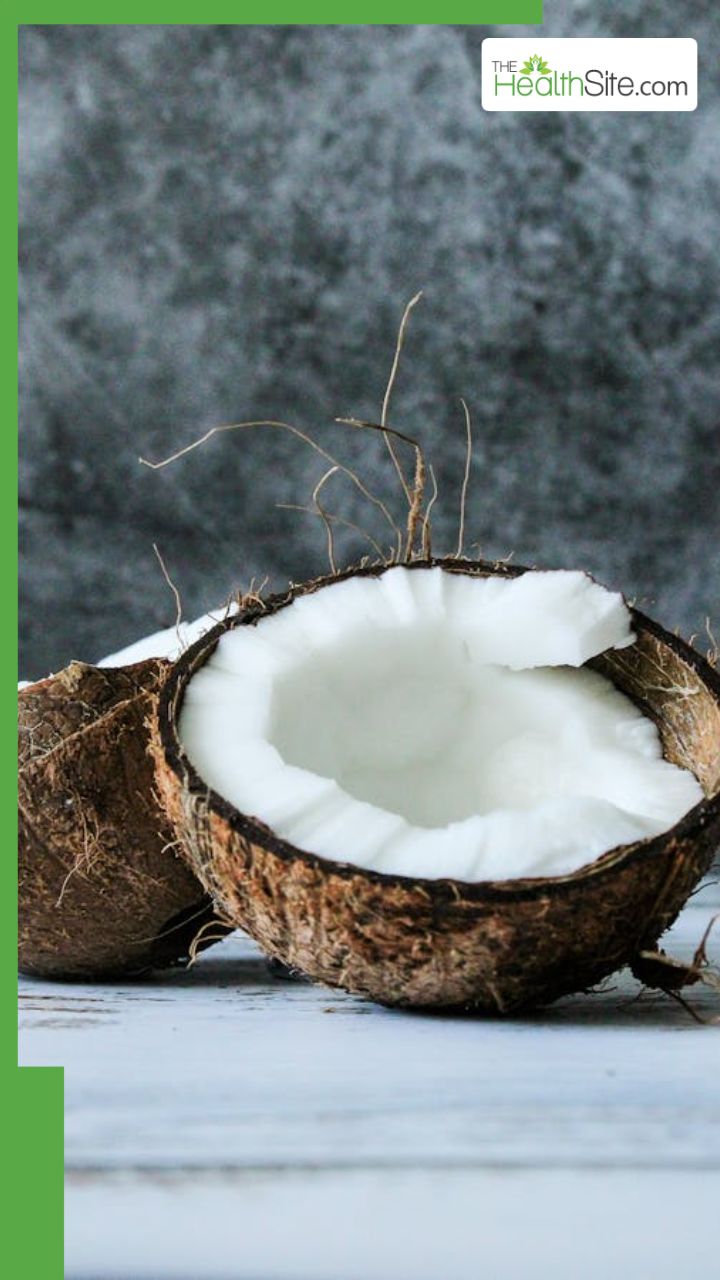 बालों में नारियल तेल और नींबू लगाने के 8 फायदे