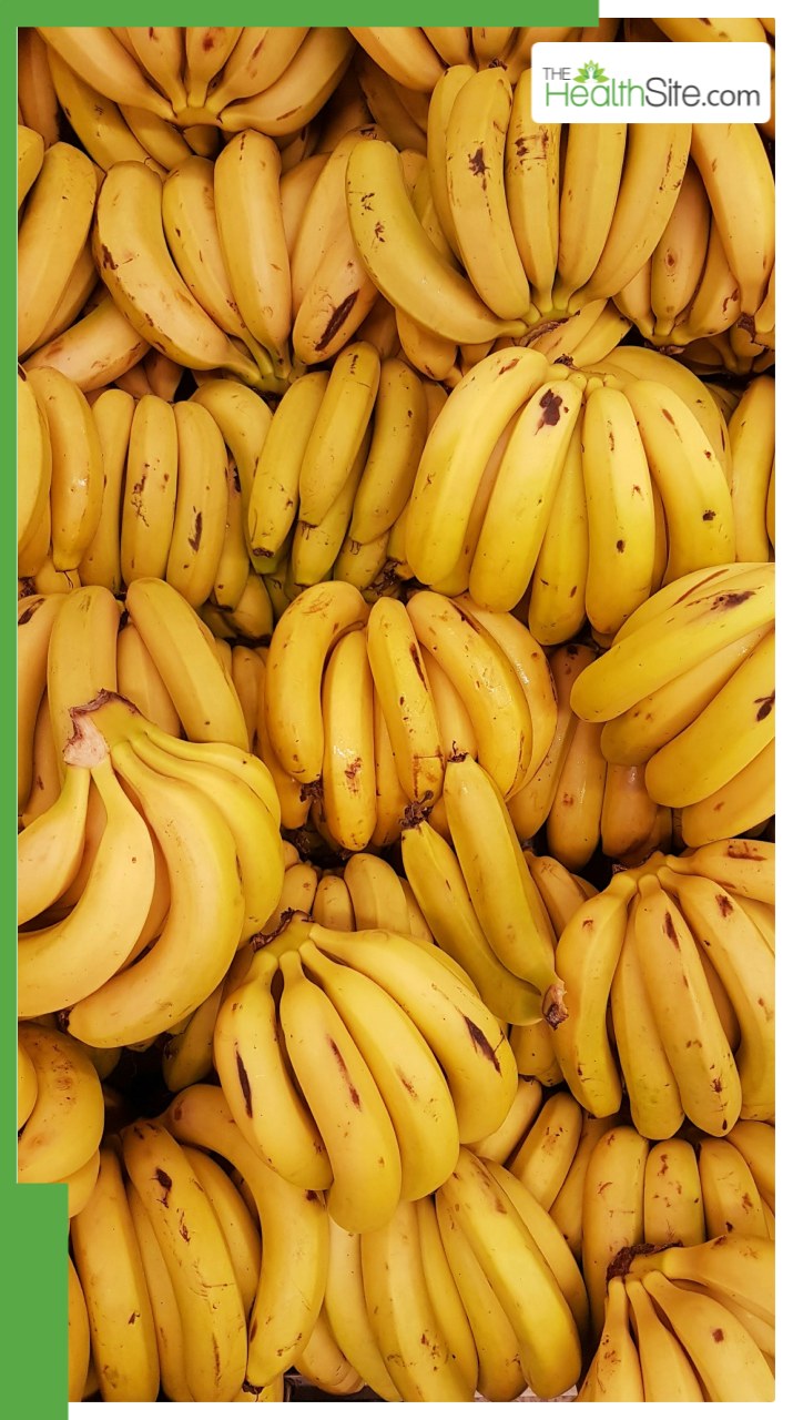केले के साथ भूलकर भी न खाएं ये 10 चीजें