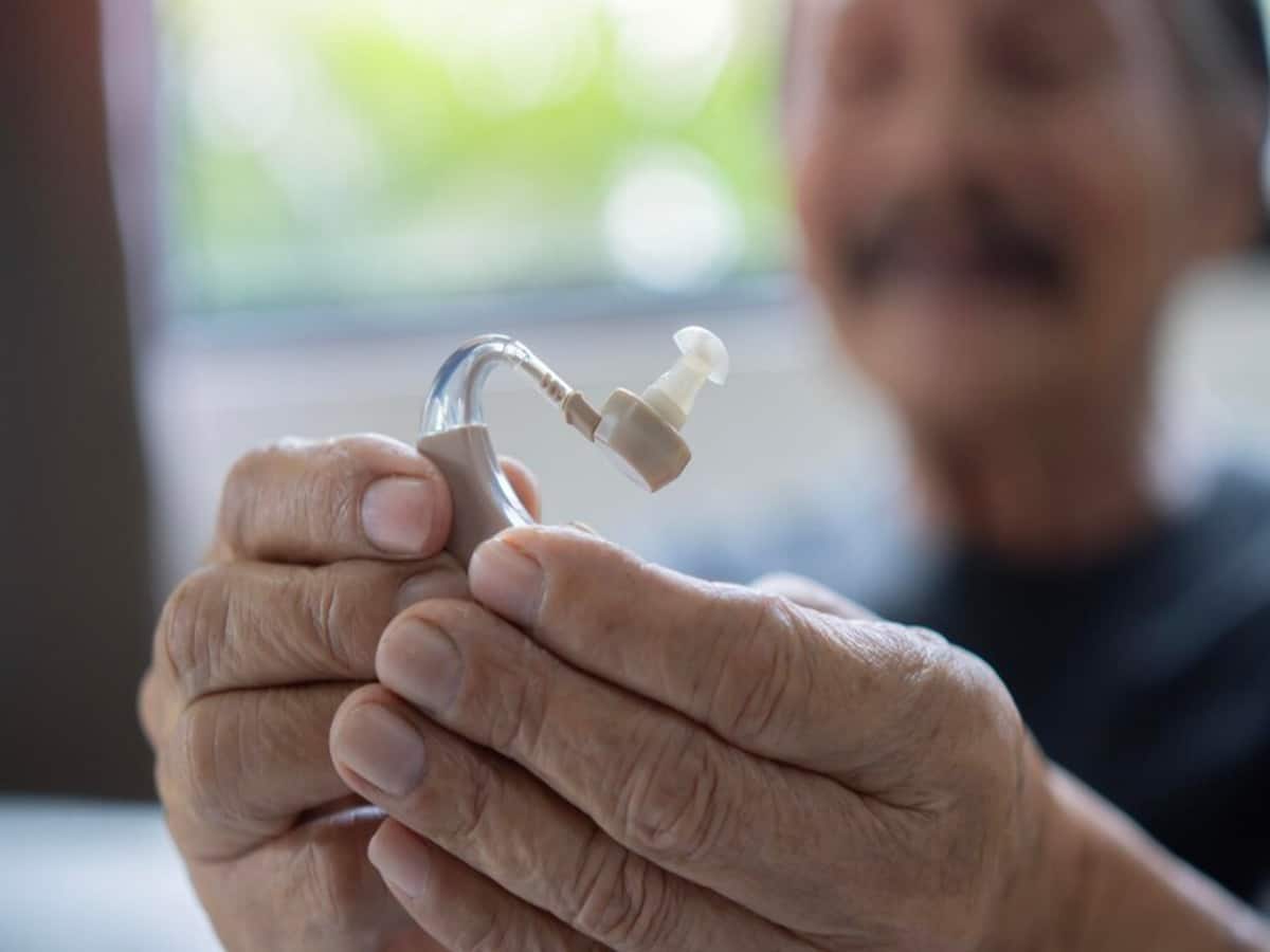 hearing loss, Hearing aid, Hearing impairment, Hearing Loss Symptoms, Hearing Loss signs, Hearing Loss signs and symptoms in elderly people, hearing loss in the elderly population, elderly people hearing aid
