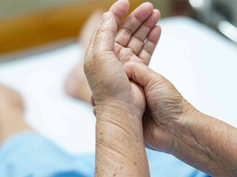 डायबिटीज के मरीजों को सिर्फ रात में ही नजर आते हैं ये 5 लक्षण, एक बार करा लें टेस्ट