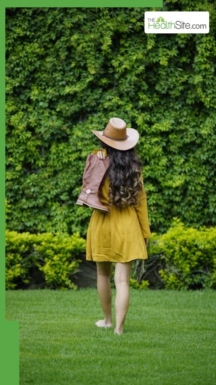 नंगे पाव घास पर चलने के फायदे सुनकर हैरान रह जाएंगे