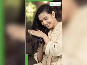 बालोंं को ठंडे पानी से धोना चाहिए या गुनगुनी पानी से?