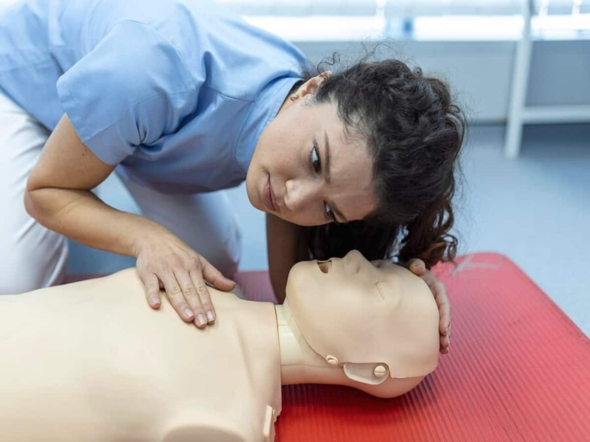 cardiopulmonary resuscitation, cardiopulmonary resuscitation CPR, cardiopulmonary resuscitation in men, cardiopulmonary resuscitation in women, CPR gap between men and women, women needing CPR, chest compressions, CPR bias, new study on cardiopulmonary resuscitation