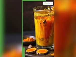 खाली पेट गर्म पानी में हल्दी डालकर पीने के 7 फायदे