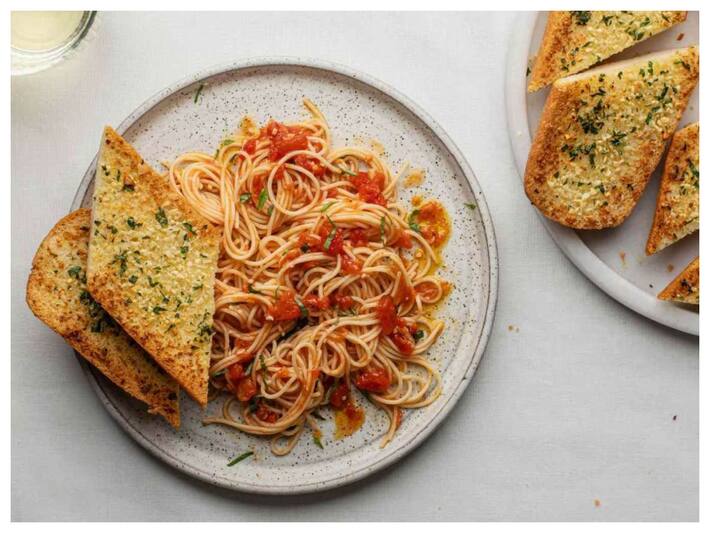 हड्डियों से विटामिन डी चूस लेती हैं ये 5 टेस्टी चीजें, मांसपेशियों में