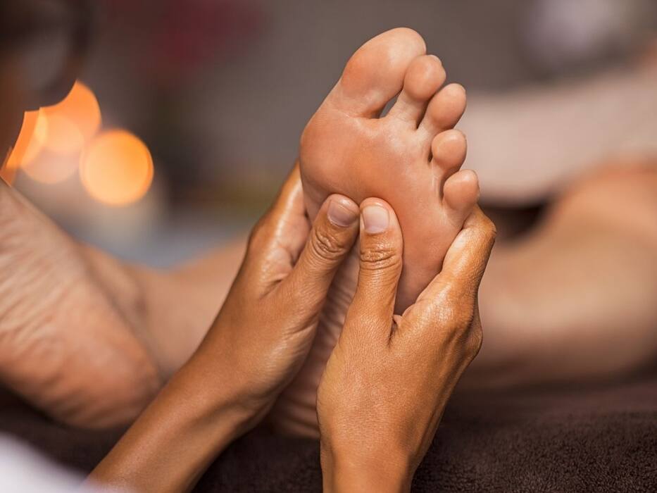 रात को सोने से पहले सरसों के तेल से तलवों की मालिश करने से दूर होंगी ये 5 समस्याएं, जानिए सही तरीका
