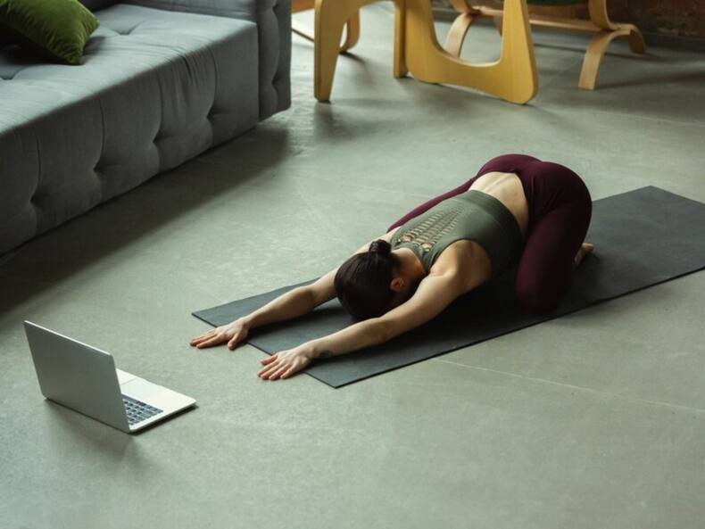 5 Easy Yoga Asanas To Do In The Afternoon To Prevent Winter Slump