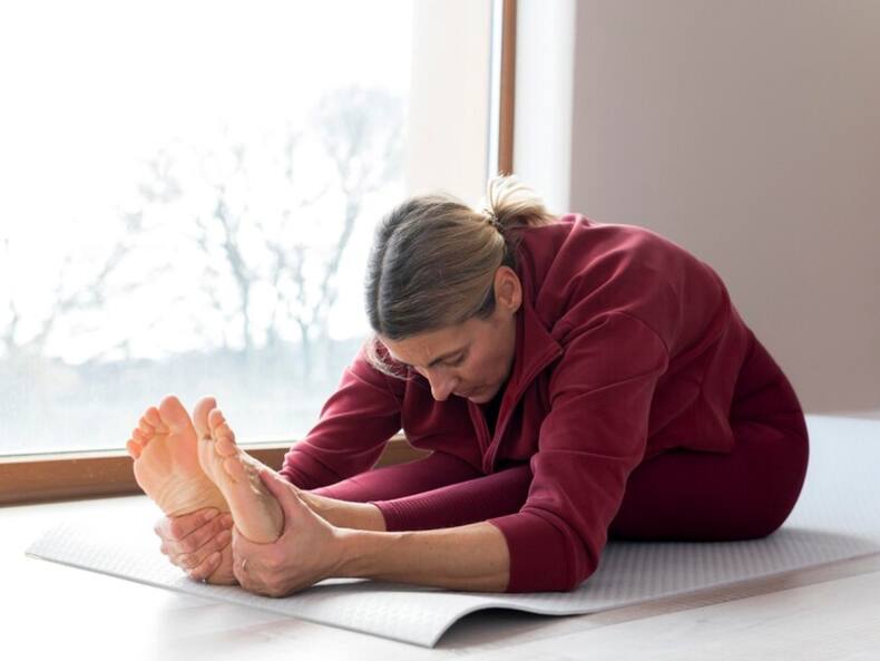 5 Easy Yoga Asanas To Do In The Afternoon To Prevent Winter Slump