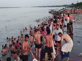 Bathing in Crowded Rivers: Skin Issues and Precautions