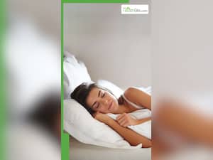 तकिया लगाकर सोने की आदत बना सकती है आपको बीमार
