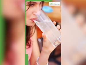 गुनगुने पानी में सेंधा नमक डालकर पीने के 7 फायदे