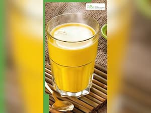 हल्दी वाले दूध में घी मिलाकर पीने के 7 फायदे