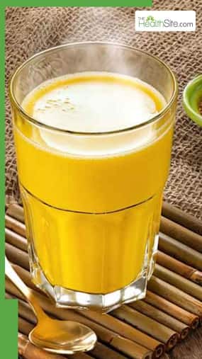 हल्दी वाले दूध में घी मिलाकर पीने के 7 फायदे