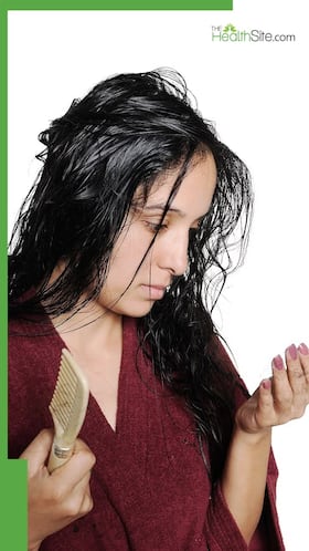 क्यों झड़ रहे हैं जरूरत से ज्यादा बाल? मौसम नहीं ये है असली वजह
