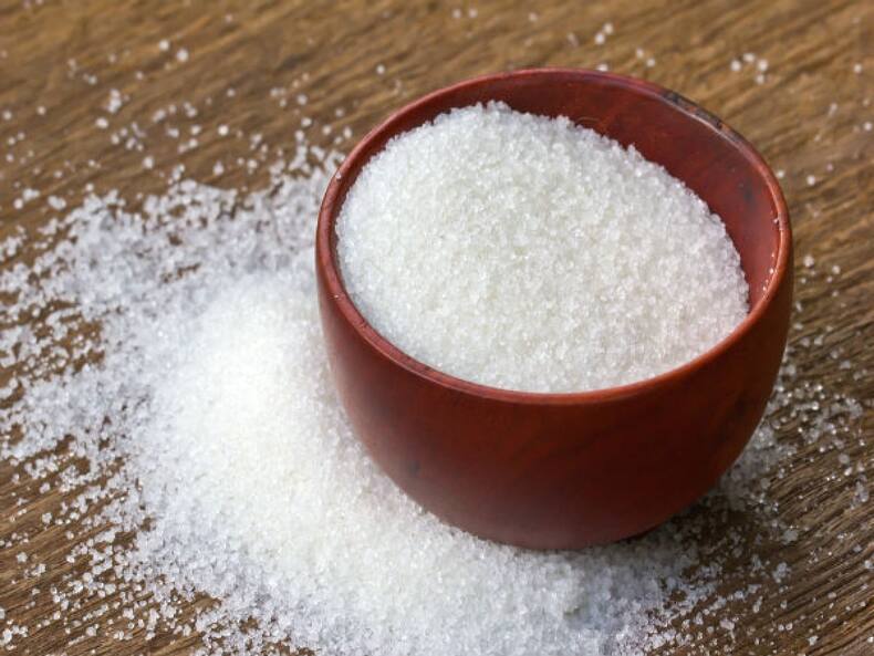 Sugar for Face: चेहरे के लिए महंगी क्रीम खरीदने की जरूरत नहीं जब किचन में रखी है चीनी, ऐसे तैयार करें स्क्रब