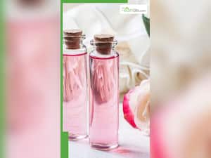 रोजाना रात को सोने से पहले चेहरे पर गुलाब जल लगाने के 8 फायदे