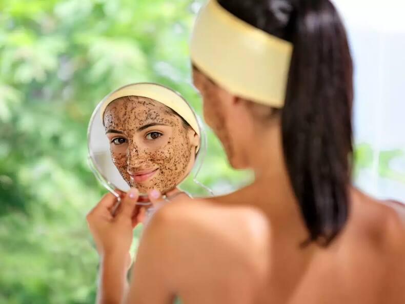 Sugar for Face: चेहरे के लिए महंगी क्रीम खरीदने की जरूरत नहीं जब किचन में रखी है चीनी, ऐसे तैयार करें स्क्रब