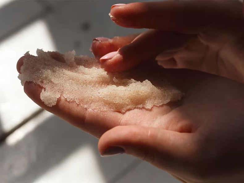 Sugar for Face: चेहरे के लिए महंगी क्रीम खरीदने की जरूरत नहीं जब किचन में रखी है चीनी, ऐसे तैयार करें स्क्रब