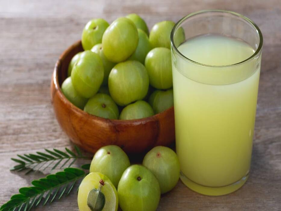 गर्मियों में ग्लोइंग स्किन पाने के लिए पानी में मिलाकर पिएं ये 5 चीजें, चेहरे पर आएगा चांद सा निखार