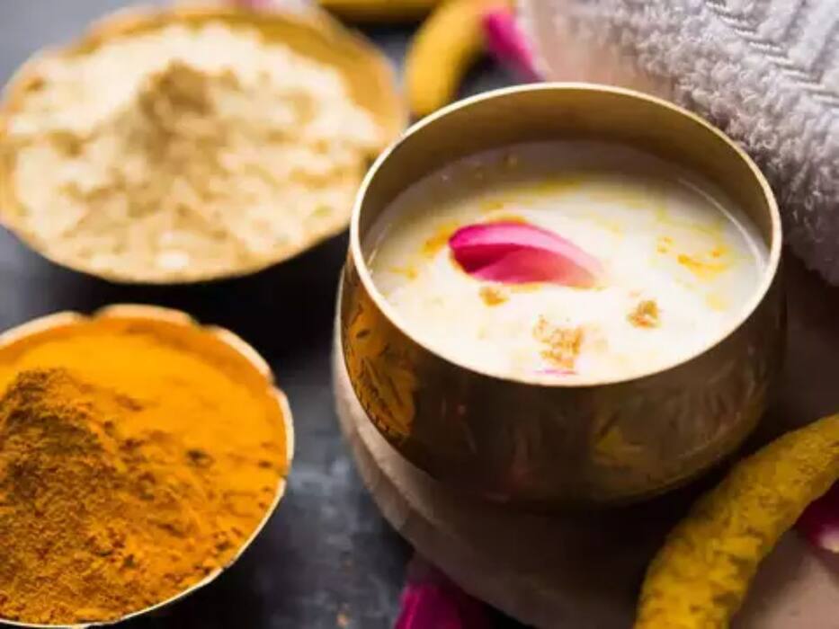 40+ महिलाएं नहाने से पहले चेहरे पर लगाएं ये 5 चीजें, झुर्रियां होंगी कम और त्वचा पर आएगा कसाव