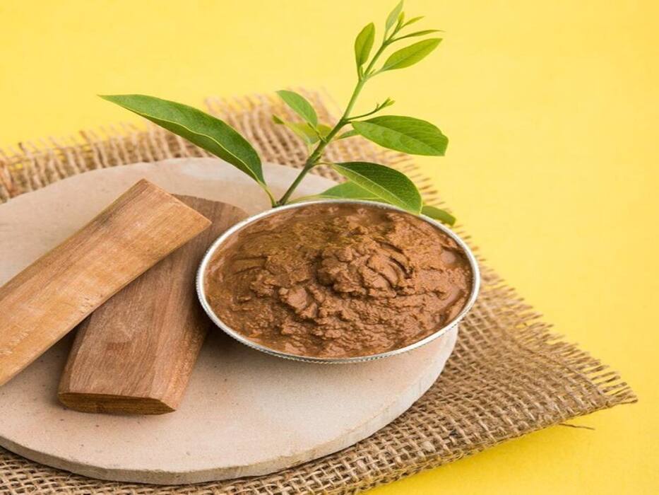 झुर्रियां रोकने के लिए चेहरे पर चंदन पाउडर कैसे लगाना चाहिए?, जानिए चेहरे पर चंदन लगाने के फायदे