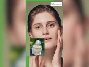 चेहरे पर चीनी का स्क्रब लगाने से 8 जबरदस्त फायदे