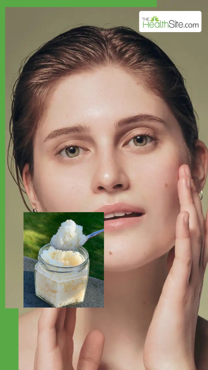 चेहरे पर चीनी का स्क्रब लगाने से 8 जबरदस्त फायदे