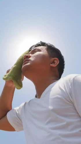What heat index causes heat stroke in Hindi